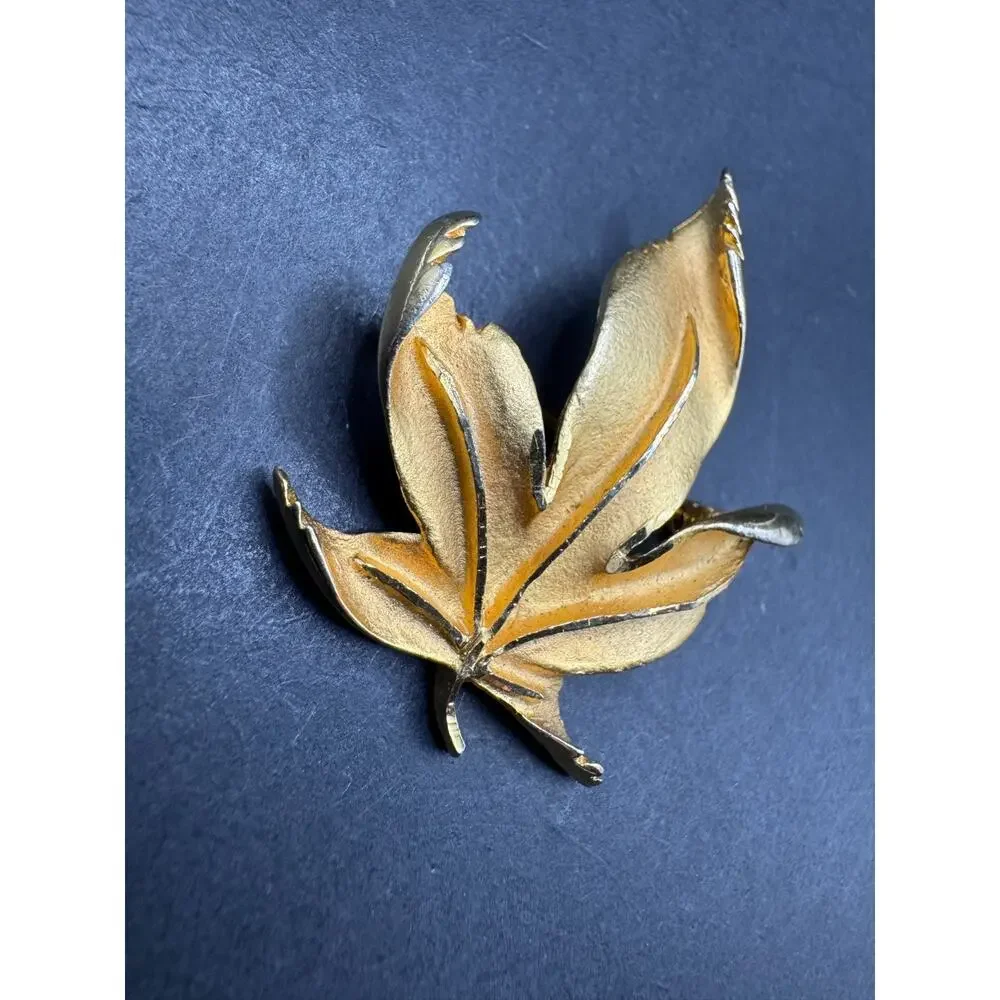 Vintage Avon of Belleville Boucher Signed 6378 Gold Tone Maple Leaf Brooch Pin